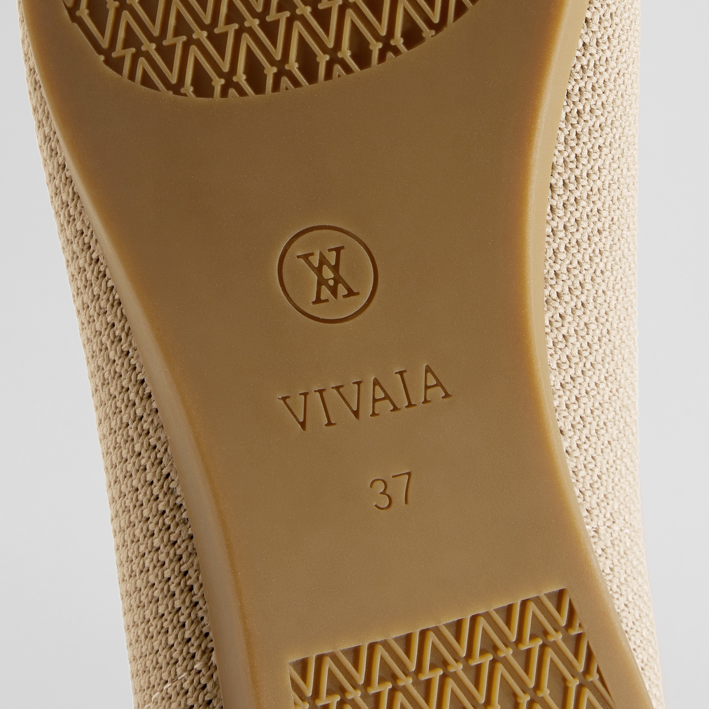 Pointed-Toe Ballet Flats (Aria 5°)