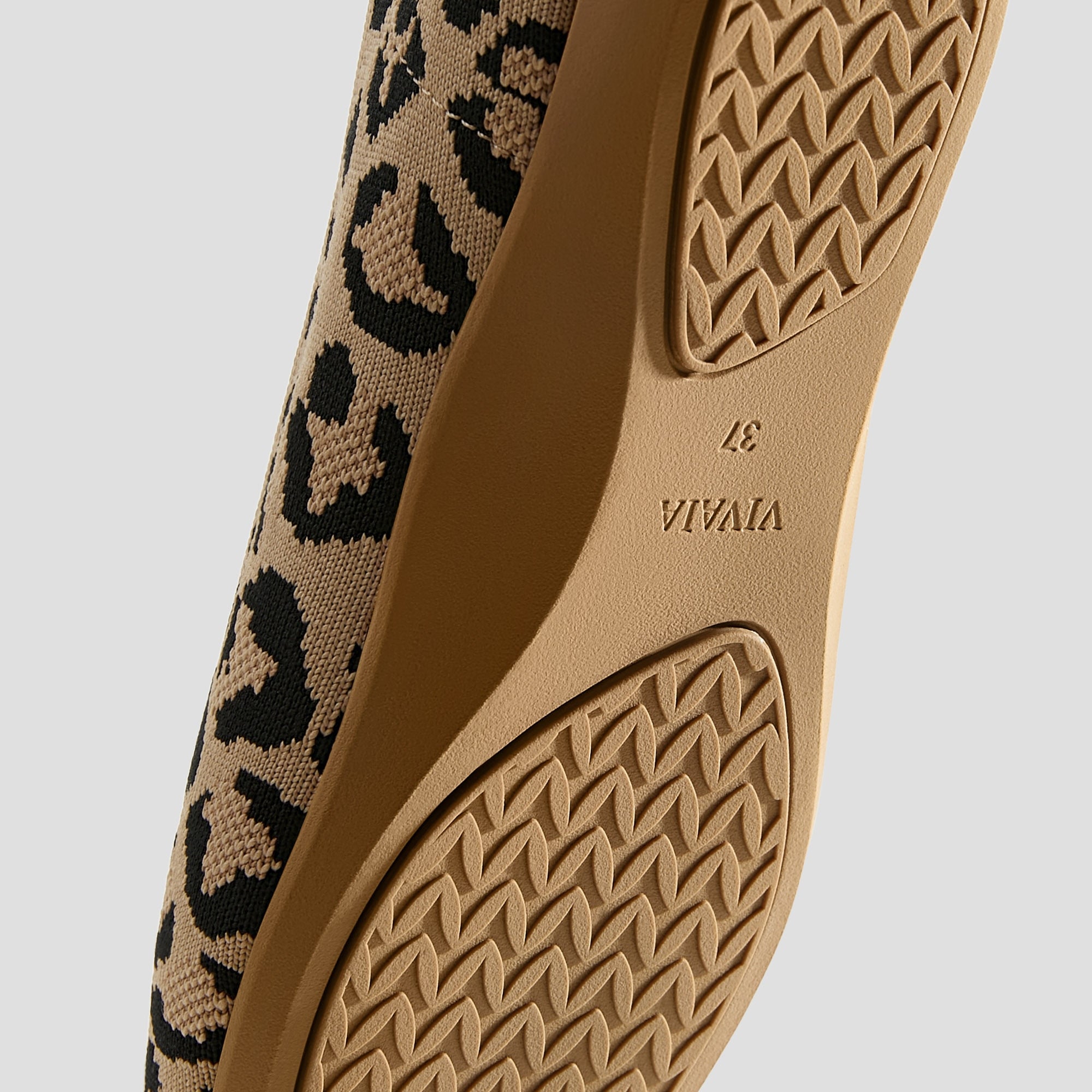 Lightweight Square-Toe V-Cut Flats (Margot Walker)